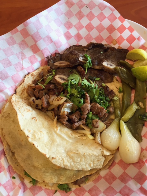 Taco de costilla con nopalitos asado.